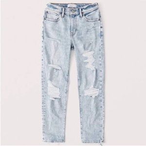 Like new  Abercrombie & Fitch size 28 (6R) light wash mid rise boyfriend jeans